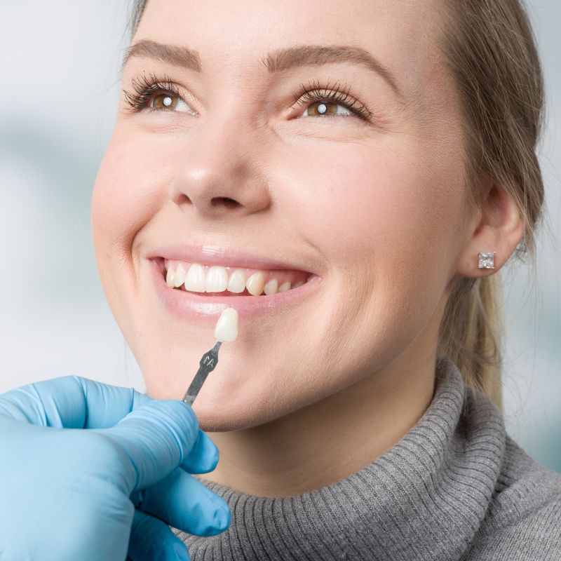família com crianças em consulta odontológica preventiva, dentista explicando cuidados bucais, ambiente relaxado